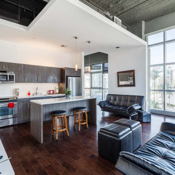 Deluxe Studio in a Glass Walled Building in Hollywood - Amazing View of City - Image 1